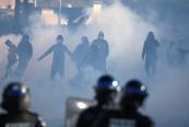 Un licean francez, participant la proteste, şi-a pierdut braţul după ce o grenadă i-a explodat în mână