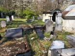 Monumente funerare răsturnate în cimitirul evreiesc din Reghin