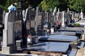 O bătrână rămas fără 70.000 de lei, după ce doi bărbaţi s-au dat drept inspectori de cimitir şi au şantajat-o