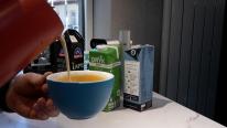 Băuturile vegetale schimbă gustul și prețul cafelei. Cu cât sunt mai scumpe faţă de varianta clasică