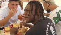 Reacţia unui turist italian care mănâncă un burger cu "gust românesc". O porţie ajunge şi la 44 de lei