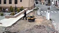 Bărbatul care a distrus cu toporul o primărie din Caraş-Severin, internat la Psihiatrie