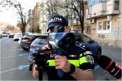 Un şofer din Bucureşti a trecut pe roşu cu permisul suspendat. Ce mită a încercat să-i ofere poliţistului