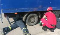 Mamă cu copilul în brațe, lovită de camion la câteva momente după ce a ieșit din curte, în Moşna