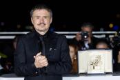 Cristian Mungiu alături de trofeul Palme d'Or
