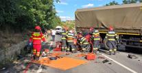 3 morți și 4 răniți după un accident în Mureş în care au fost implicate trei mașini şi un camion militar