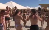 Steagul roşu nu a umbrit distracţia turiştilor de Sf. Maria. Unii au venit doar pentru o zi de plajă