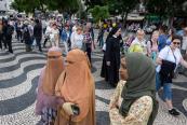Portugalia interzice oficial portul vălului musulman în public. Măsura, la iniţiativa extremei drepte
