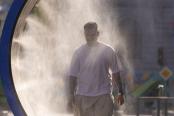 Canicula se intensifică în toată ţara, cu temperaturi de 40 de grade. De sâmbătă vor fi şi furtuni