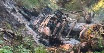 Un mort şi 3 răniţi după ce o maşină s-a prăbuşit într-o râpă din zona Cheia şi a luat foc