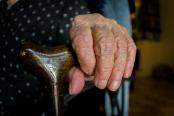 7 bătrâni, relocaţi de urgenţă dintr-un cămin privat din Neamţ. Ce nereguli grave au descoperit autorităţile