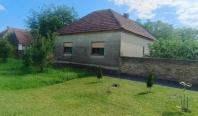 Satul unde 2 case se vând cu 22.000 €. În preț intră și mobilierul