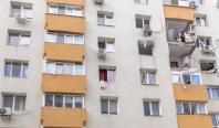 A început montarea stâlpilor de susţinere la blocul din Rahova. Muncitorii poartă camere video corporale