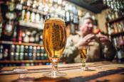 Românii beau tot mai puţină bere. Consumul scăzut afectează zeci de mii de angajaţi