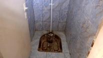 Toaletă în fundul curţii şi spălat la furtun. Zeci de şcoli încă au rămas încremenite în timp
