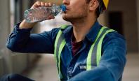 Un bărbat a fost concediat din cauza unei sticle de apă. Cu cât a ajuns să fie despăgubit