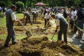 Concurs bizar aproape de România. Zeci de oameni s-au întrecut la săpat gropi într-un cimitir