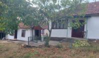 Satul în care o gospodărie cu 2 case se vinde la 15.800 €. Se află la 10 km de oraş