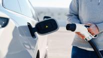 Carburanții tot mai scumpi schimbă piața auto. Mașinile electrice, în topul preferințelor