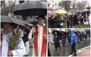Floriile Catolice. Pelerinii au înfruntat cu miile ploaia pentru a participa la procesiune