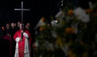 Momentul în care Papa Leon a purtat crucea în timpul celei mai importante procesiuni din Săptămâna Mare