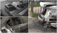 Momentul în care un bărbat dă foc unei mașini parcate lângă o instalație de gaz, pe o stradă din Făgăraș