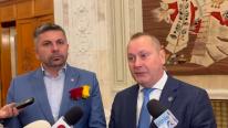 Senatorii Liviu-Iulian Fodoca și Ștefan Borțun, la moțiune "ca la nuntă": trandafiri roșii și galbeni în piept