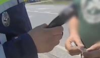 Momentul în care un şofer băut încearcă să mituiască poliţiştii cu 500 de lei: "Lasă-mă să-mi văd de treabă"