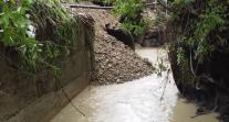O viitură puternică a rupt un pod din Buzău: "A fost apa până în burtă"