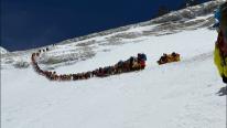 Imagini ireale cu cozile record de pe Everest: 274 de alpinişti au ajuns pe vârf într-o singură zi