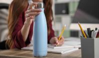 Sticla reutilizabilă, un focar de bacterii? Greşeala care îţi poate pune sănătatea în pericol