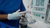 Anestezist, prins drogat în timpul operaţiei. Ar fi furat un an stupefiante din spital