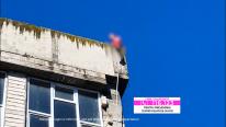 Momentul în care un bărbat care ameninţa că se sinucide s-a dezechilibrat şi a căzut de pe o clădire din Deva