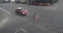Momentul când o fetiţă este luată în plin de un şofer băut. Copila nu se asigurase când a trecut strada