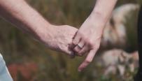 Red flags la prima întâlnire. Semnele care îi fac pe tineri să spună "pas" unei relaţii