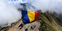 Drapelul României, pe "acoperişul" ţării. Jandarmii montani au arborat un steag pe vârful Moldoveanu
