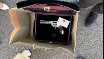 Ironii după ce liderii NATO au primit de la Erdogan un pistol şi gloanţe. "Nu putea fi un cadou mai potrivit"