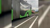 "Băi, omule, mă!" Ce a pățit șoferul de autobuz din Brașov care a forțat trecerea de cale ferată