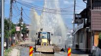 Dorel a lăsat Curtea de Argeş fără apă. Magistrală spartă în timpul lucrărilor de modernizare a unei străzi