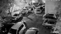 Momentul în care 4 bărbați vandalizează mașini în Galați. Au fost arestați preventiv