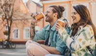 Micile pofte fac gaură mare în buget. Cât cheltuim anual pe cafea, covrigi și gustări