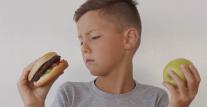 Obiceiurile din familie decid ce ajunge în farfuria copiilor. Avertismentul nutriționiștilor