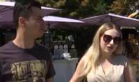 Trucul prin care doi tineri economisesc bani, în una dintre cele mai scumpe luni din an