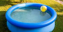 Tragedie pentru o familie din Suceava. Fetiţa de un an şi jumătate, găsită înecată în piscina gonflabilă