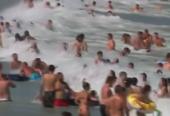 Costinești, vedeta celui mai aglomerat weekend de pe litoral. În mare, salvamarii au avut o zi de foc