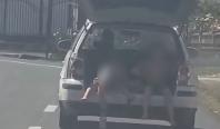 Gorjean, filmat în timp ce transporta doi copii în portbagajul maşinii cu capota ridicată. Ce amendă a primit