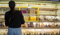 Cum mai fac românii economie la mâncare. Fenomenul de downtrading ia amploare în supermarketuri