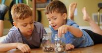 Lecții de educație financiară de la 6 ani. Copiii, recompensați pentru note bune sau treburi casnice