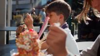 Deserturile exotice care ne amintesc de concedii cuceresc cofetăriile din România