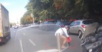 Fetița de nici 2 ani salvată de un motociclist dintre mașini fusese lăsată în grija surorii ei de 4 ani